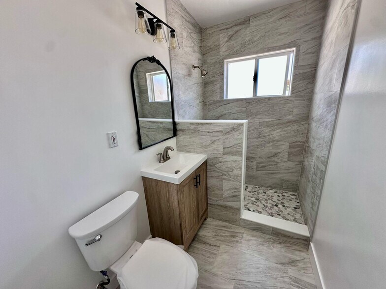 Building Photo - 16446 Lorene Dr