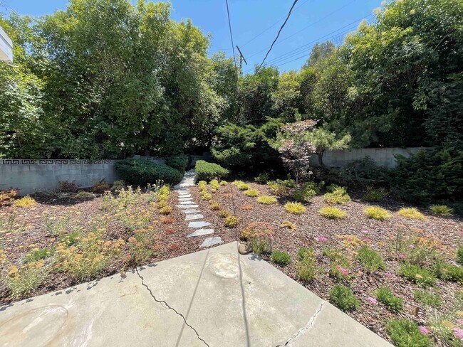Building Photo - SOUTH OF THE BLVD. HOME IN WOODLAND HILLS!