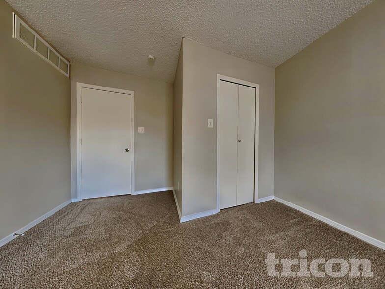 Building Photo - 5620 Oregon Trail Ct