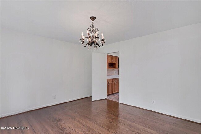 Building Photo - 60 Pine Lake Dr
