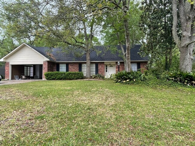 Building Photo - Spacious Home in Country Club Estates