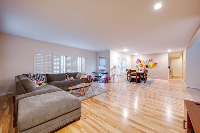 Building Photo - Luxury Rental: Chef’s Kitchen, Hot Tub & Room to Entertain