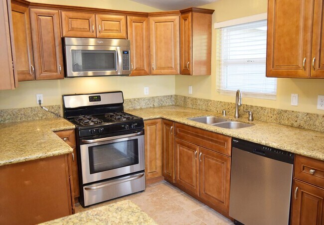 Building Photo - 3BR 2BA San Carlos Home - Vinyl Flooring, ...