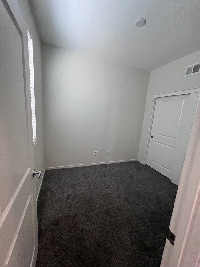 Building Photo - Gorgeous Like-New 4BD/3.5BA Oceanside Townhome! Bright & Airy Open Floor Plan, Stainless Applianc...