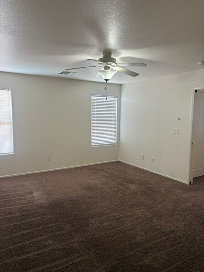 Building Photo - 3 bedroom house with 2.5 bathrooms