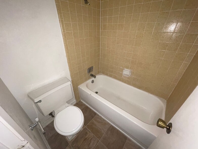 Building Photo - 1006 Eastside Dr