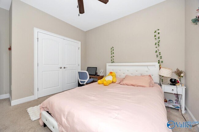 Building Photo - 216 SW Winterbranch Rd