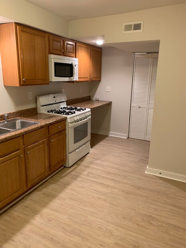 Building Photo - 279 Oak Dr