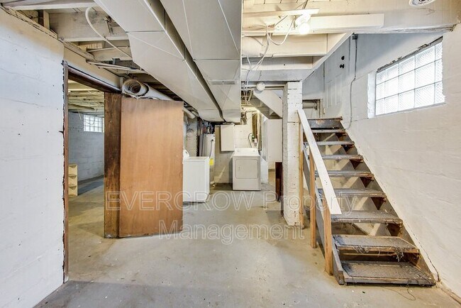Building Photo - 3470 N Kenwood Ave