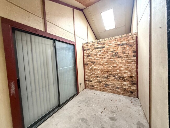 Building Photo - 1021-1023 Vera Court