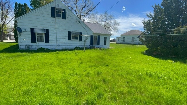 Building Photo - **FIRST MONTH FREE** 2 bedroom house in Lohrville now available! $725