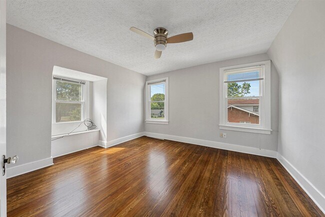 Building Photo - 943 Nutwood St
