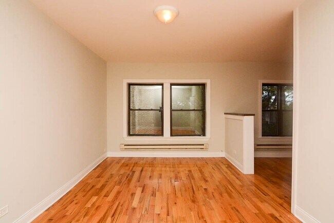 Building Photo - 6265 W Cornelia Ave