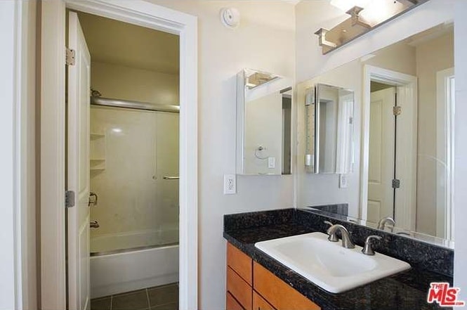 Building Photo - 10982 Roebling Ave