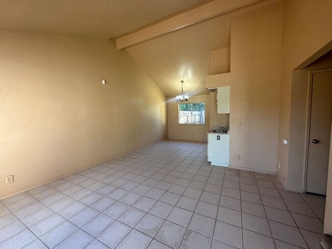 Building Photo - 560 Clover Dr