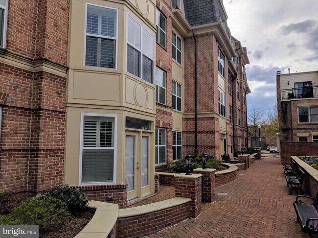 Building Photo - 320 S West St