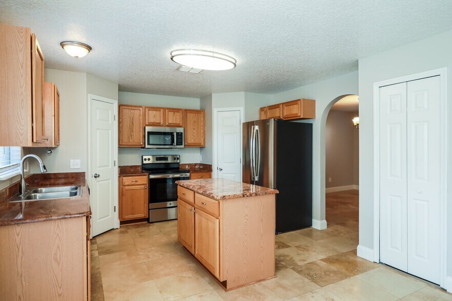 Building Photo - 4131 Half Moon Cir
