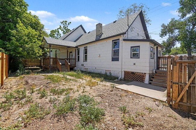 Building Photo - Charming 2 Bed / 1 Bath Duplex with Private Yard & Off-Street Parking