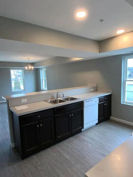 Building Photo - 200 Larkspur Ln