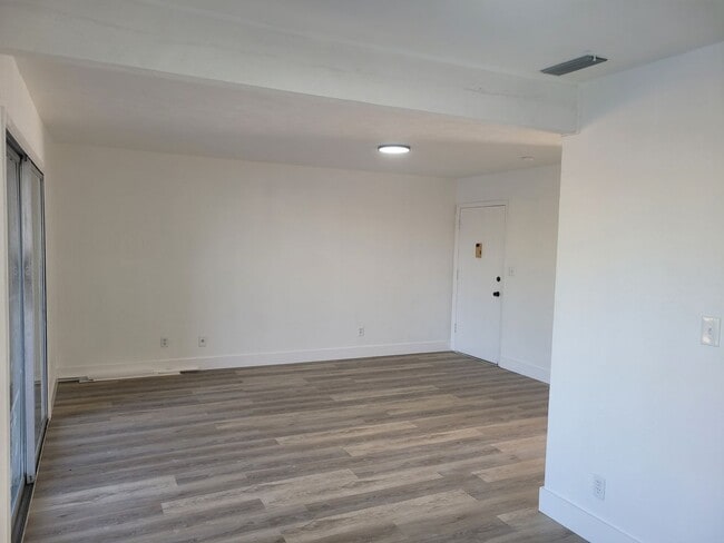 Building Photo - FOR RENT!!! CUTE AND COZY 1 BEDROOM 1 BATHROOM CONDO.- ON THE WATER...