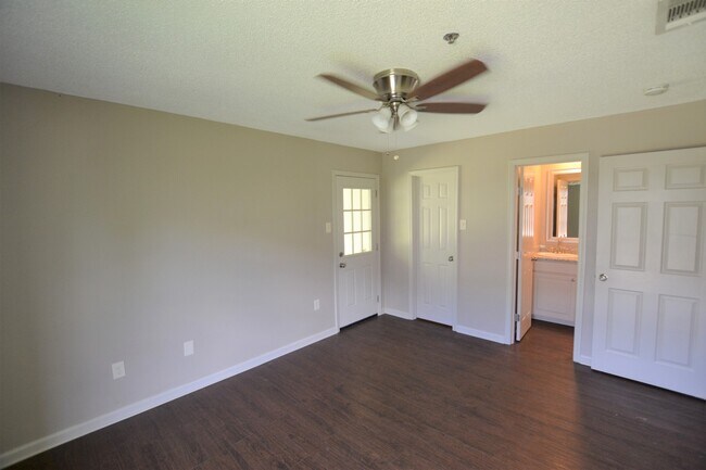 Building Photo - Charming 3 bedroom Duplex Conveniently Loc...