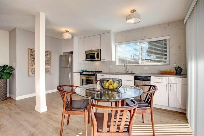 Interior Photo - 1543 Stanford St