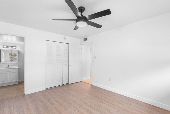 Building Photo - ST PETE APARTMENT FOR RENT!!