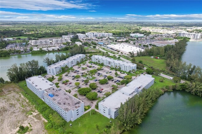 Building Photo - 14820 Naranja Lakes Blvd