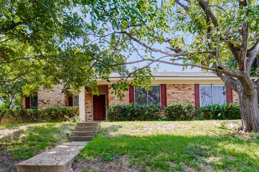 Primary Photo - 1741 Crystal Way