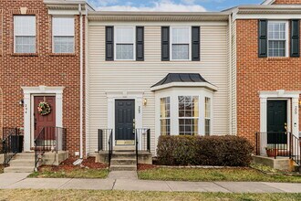 Building Photo - Well-maintained interior row townhouse in the desirable Dogwoods community near Quantico.