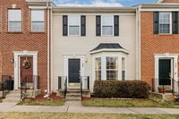 Building Photo - Well-maintained interior row townhouse in the desirable Dogwoods community near Quantico.