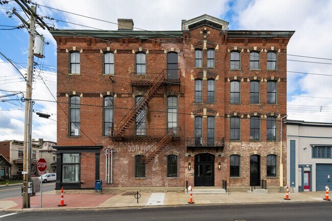 Building Photo - Burton One Bedroom Loft