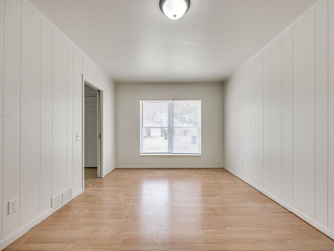 Building Photo - Updated home in Heart of OKC + 4 bedrooms