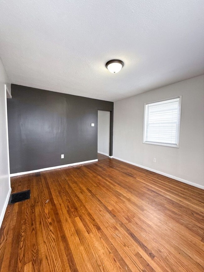 Building Photo - Move-In Ready 2BR Home w/Full Fenced In Yard + Bonus Room Basement!