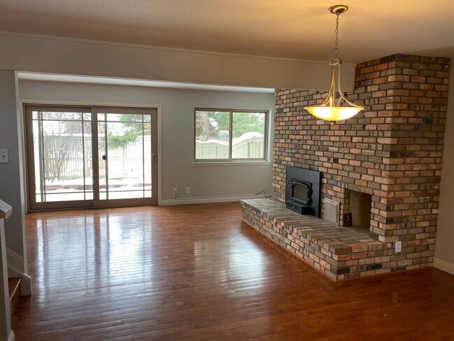 Building Photo - 4 Bed 3.5 Bath Wonderland Hill Townhouse