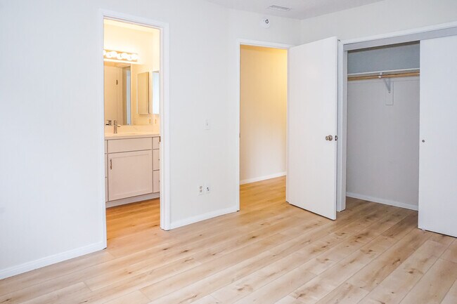 Building Photo - Detached home centrally located in Linda V...