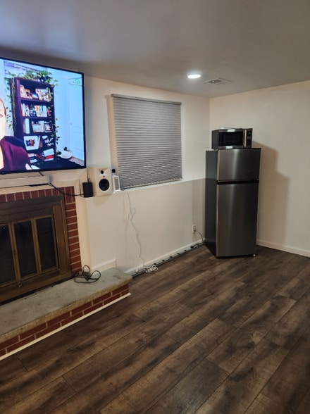 Building Photo - 262 Jamestown Terrace