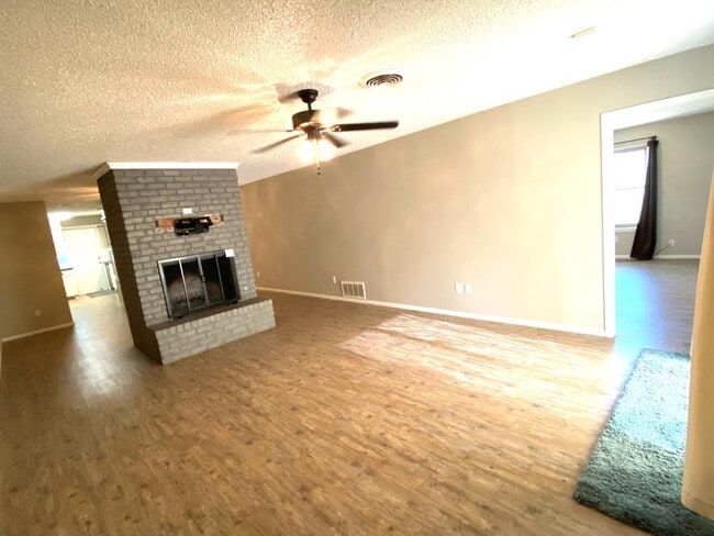 Building Photo - 9818 Jordan Ave