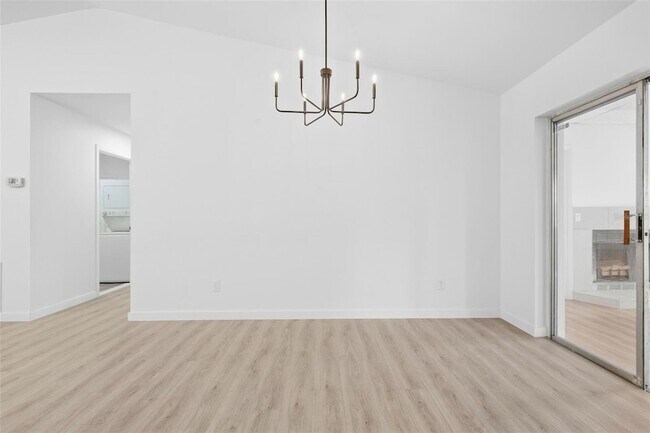 Building Photo - 515 Floral Dr