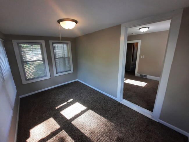 Building Photo - Two Bedroom with rear sun room bonus room,...