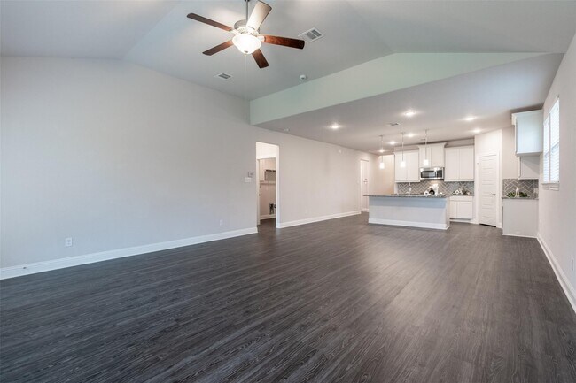 Building Photo - 16611 Highland Country Dr