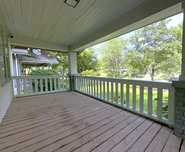 Building Photo - Don't Miss Out on this beautiful bungalow!