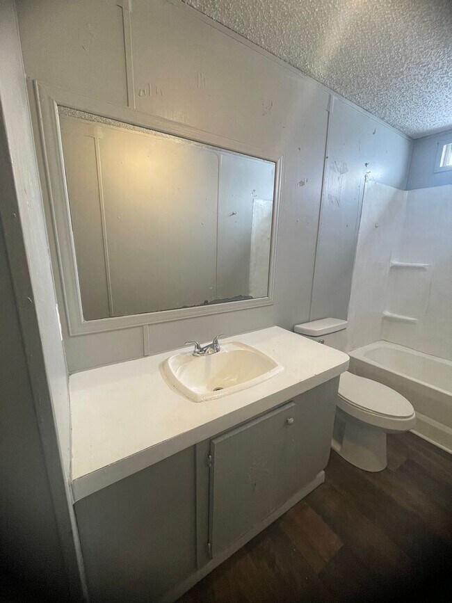 Building Photo - Country living with spacious front and backyard - 3 beds/ 2bath available now