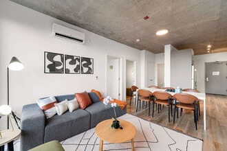 Building Photo - 853 W Blackhawk St