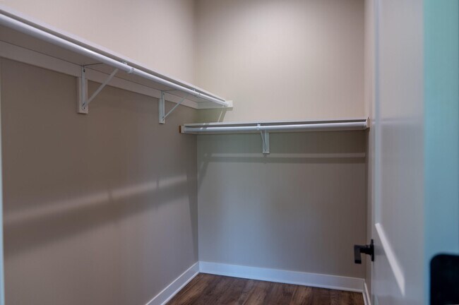 Building Photo - 8456 Oak Shade Cir