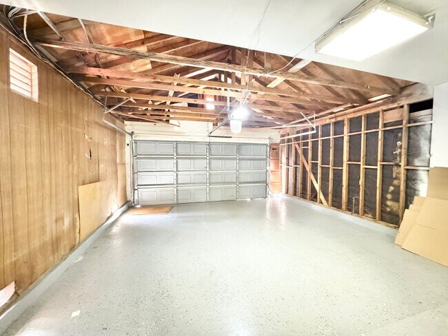 Building Photo - Beautifully Updated 4B/2.5BA House with Solar and A/C!