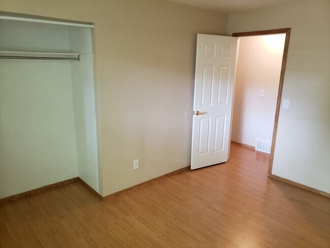 Building Photo - BEAUTIFUL HOME IN BROOMFIELD WITH FENCED IN YARD - AVAILABLE 8/6/26