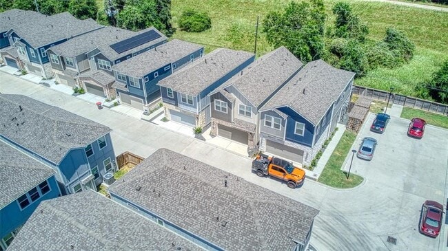 Building Photo - 16012 Oregon Oak Dr