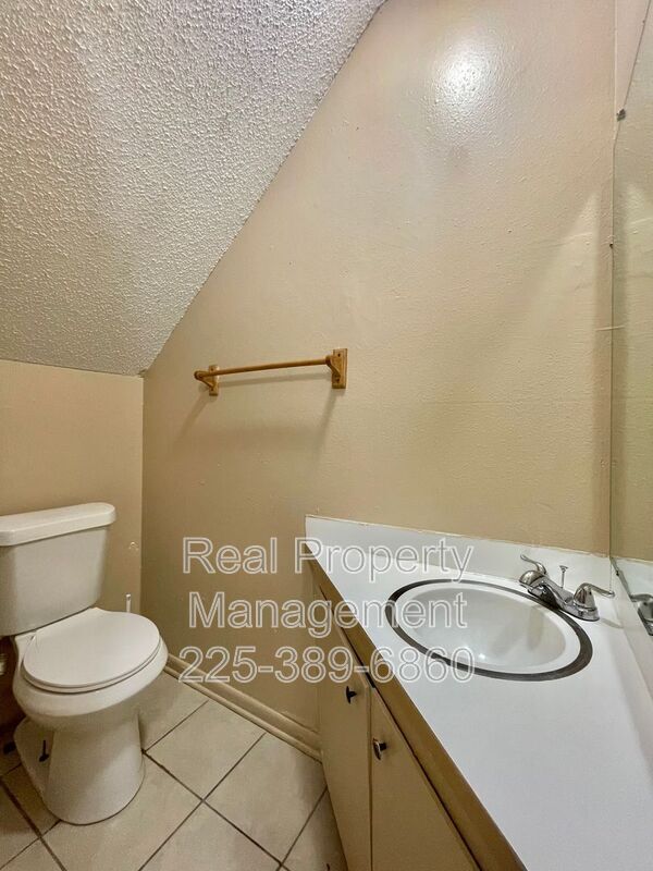 Building Photo - 10952 Cherry Hill Ave