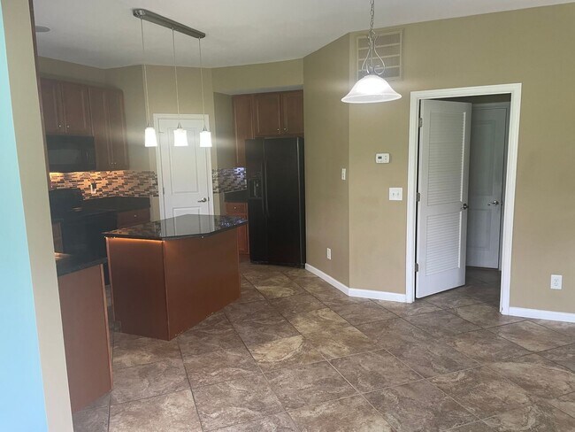 Building Photo - Large 3 Bedroom/2.5 Bath/Bonus/Florida Room